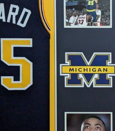 FRAMED-MICHIGAN-WOLVERINES-JUWAN-HOWARD-AUTOGRAPHED-SIGNED-JERSEY-BECKETT-HOLO-166452094405-2